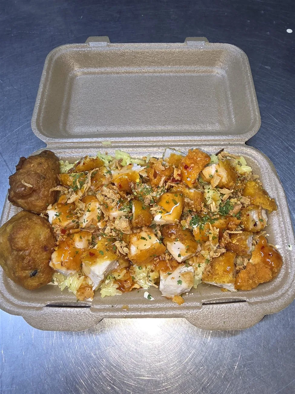 Barquette Click and Collect : riz, poulet croustillant et accras à emporter