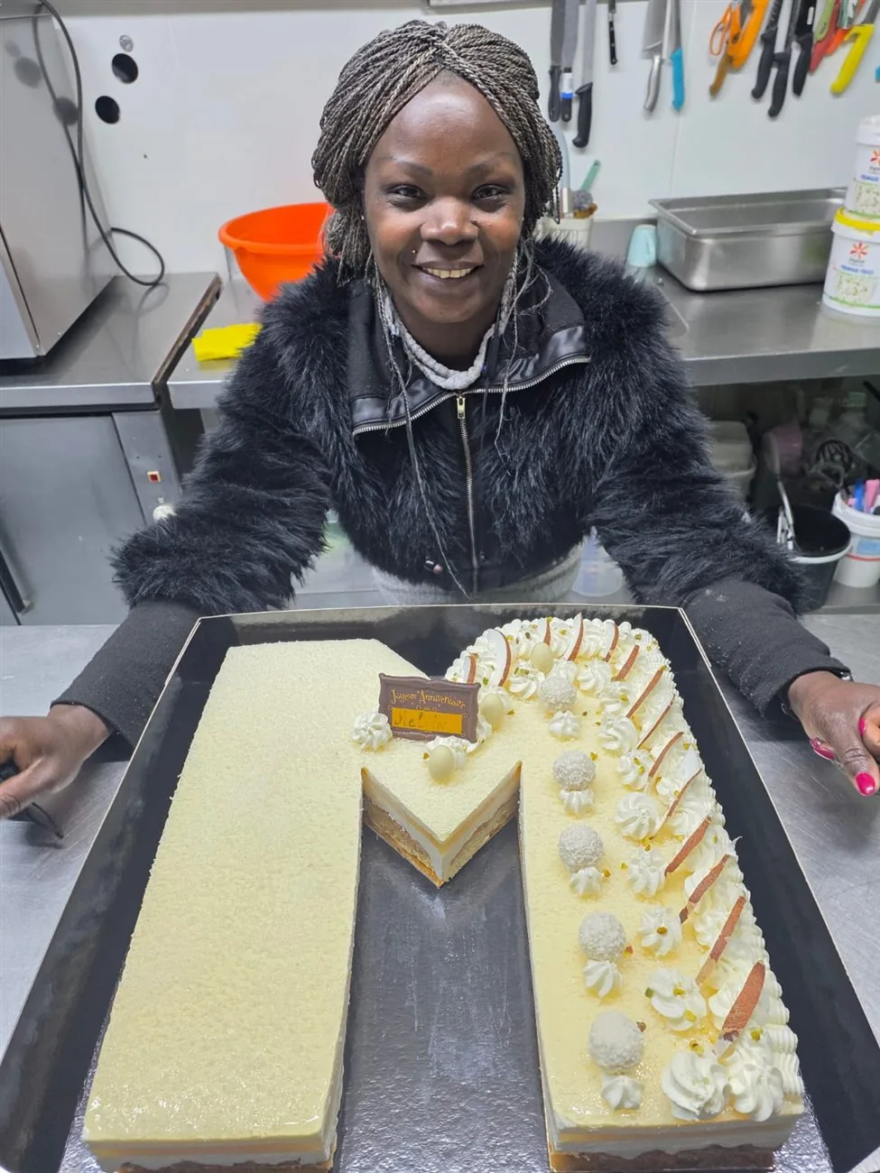Marie présentant un gâteau lettre lors d'un cours de cuisine à domicile