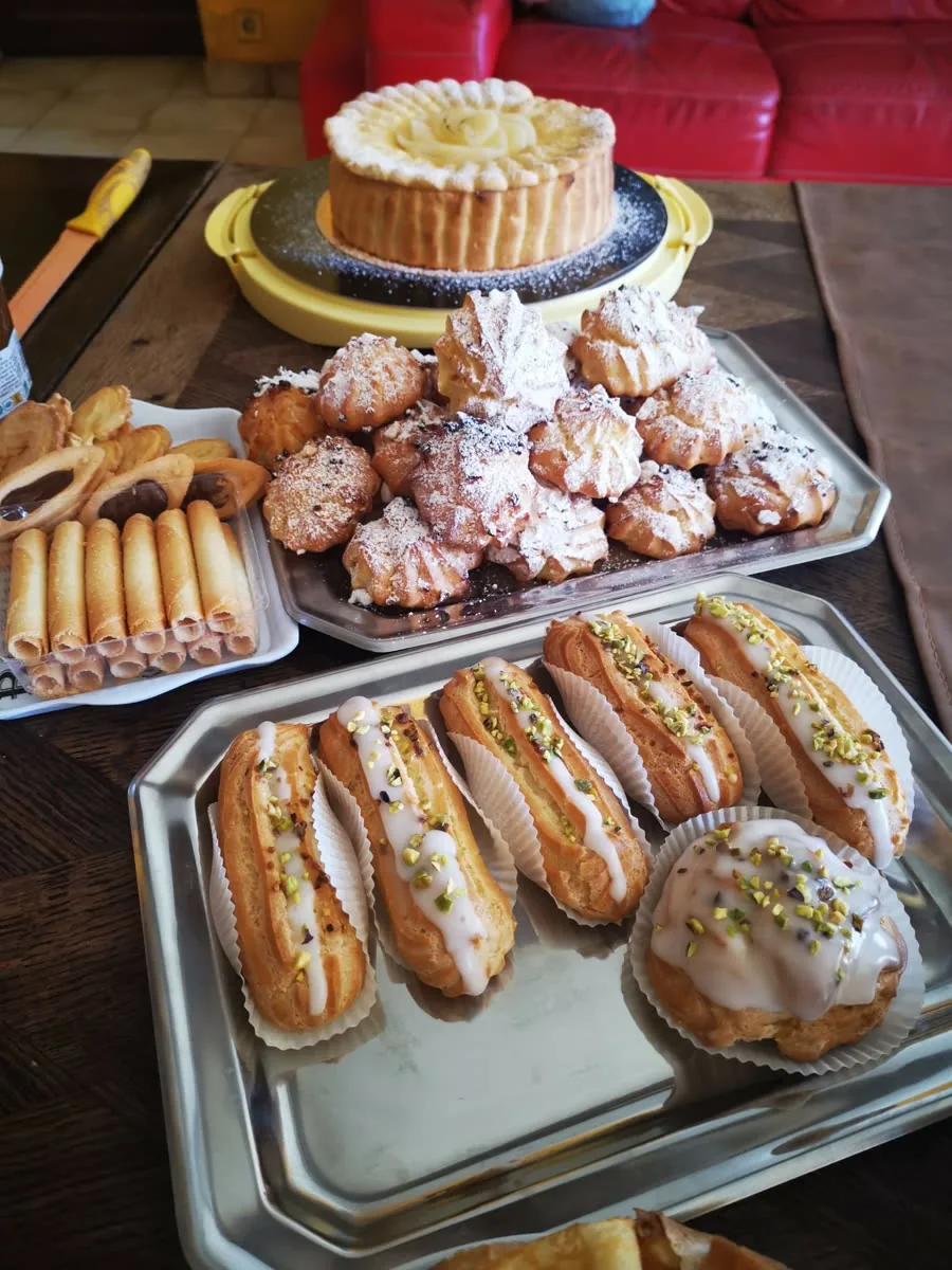 Plateaux de desserts maison : éclairs pistache, choux à la crème et tarte
