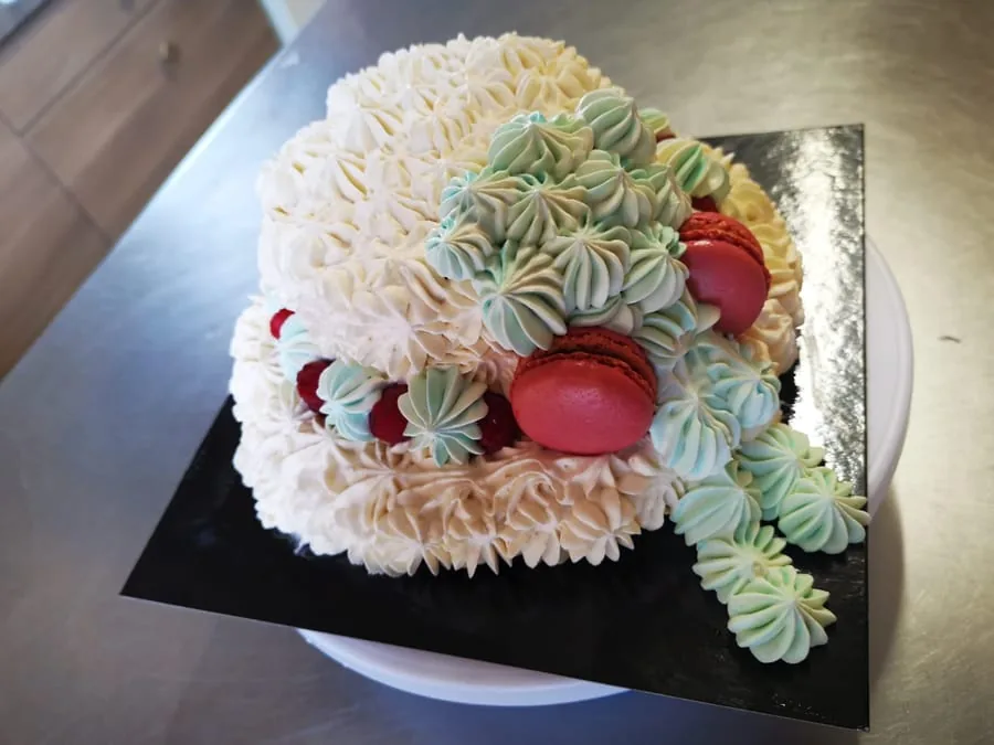 Gâteau à étages meringué garni de macarons, pâtisserie sur mesure
