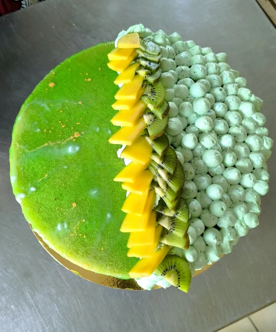 Gâteau glaçage miroir vert, mangue et kiwi, pâtisserie sur mesure