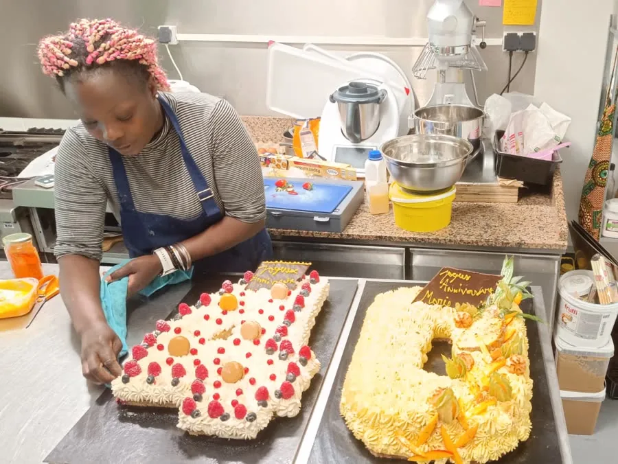 Marie en cuisine finissant deux number cakes d'anniversaire