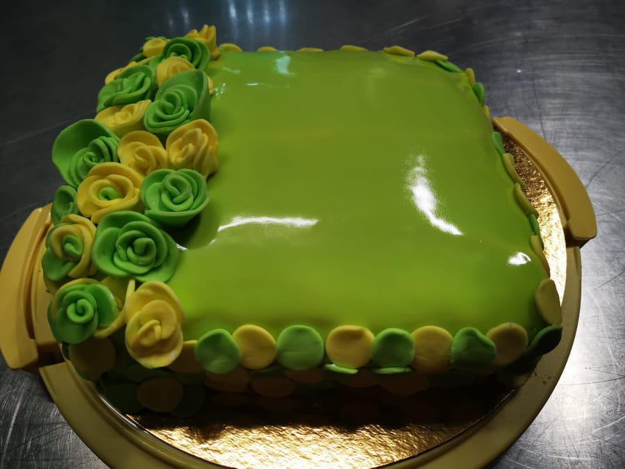 Gâteau carré glaçage vert et roses en pâte à sucre, pâtisserie sur mesure