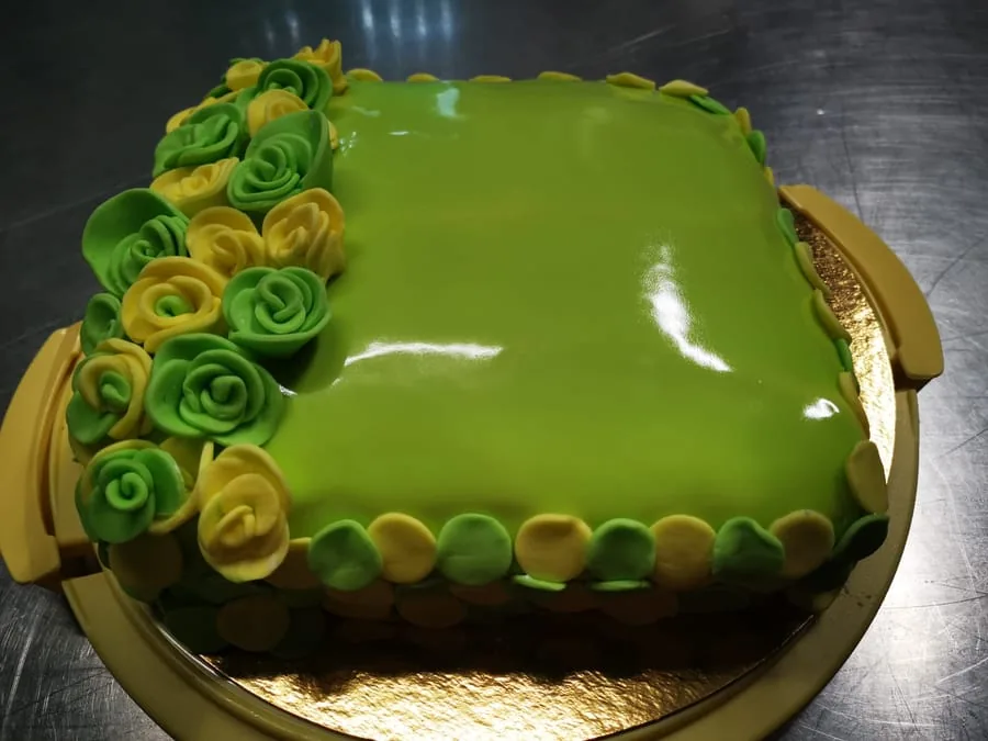 Gâteau carré glaçage vert et roses en pâte à sucre, pâtisserie sur mesure