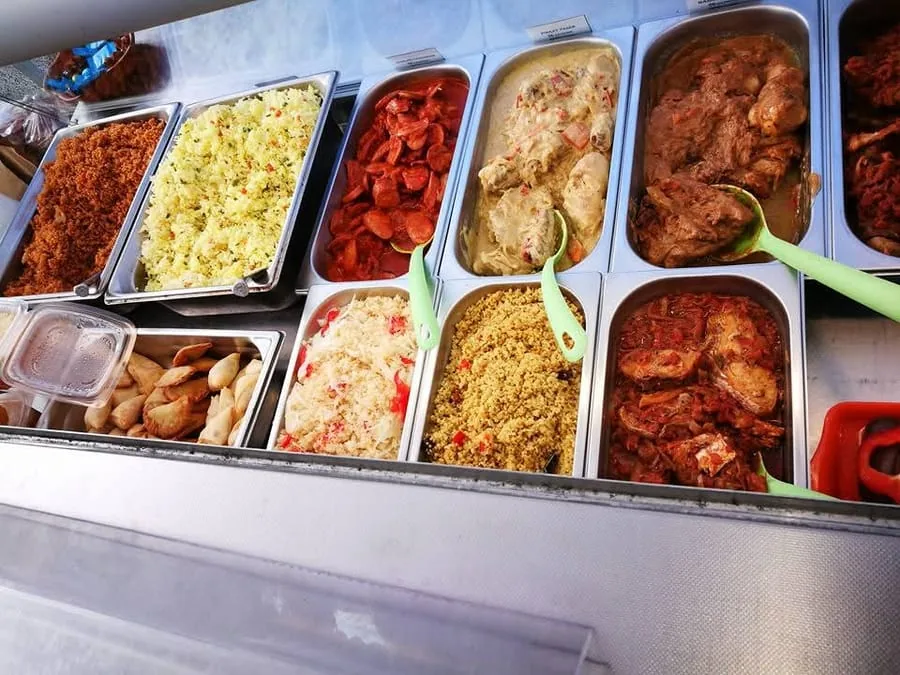 Buffet afro-antillais à composer : riz, poulet, samoussas