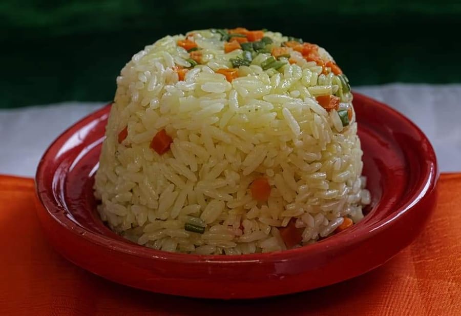 Riz aux légumes dressé en dôme, accompagnement afro-antillais