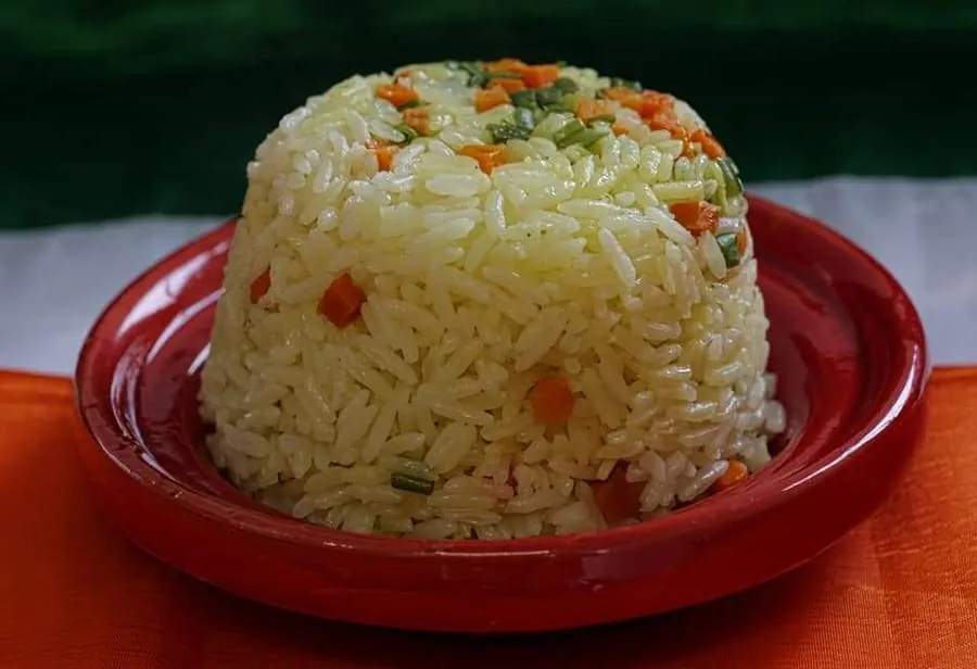 Riz aux légumes dressé en dôme, accompagnement afro-antillais
