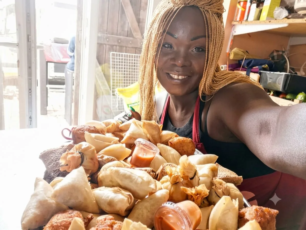 Marie, cheffe traiteur afro-antillais à Rennes, avec un plateau de samoussas et accras
