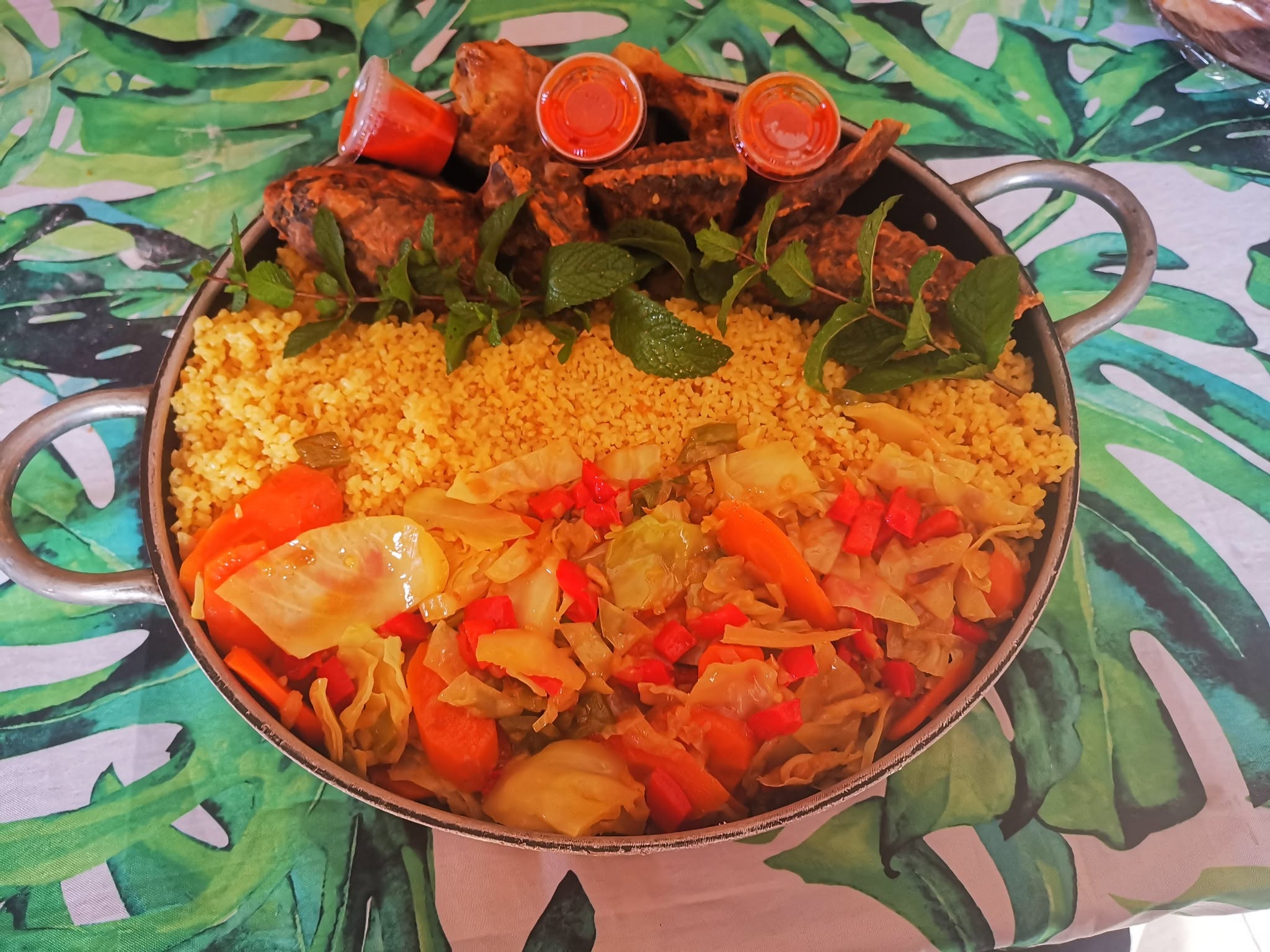 Plat afro-antillais préparé par Aller Retour Traiteur à Rennes