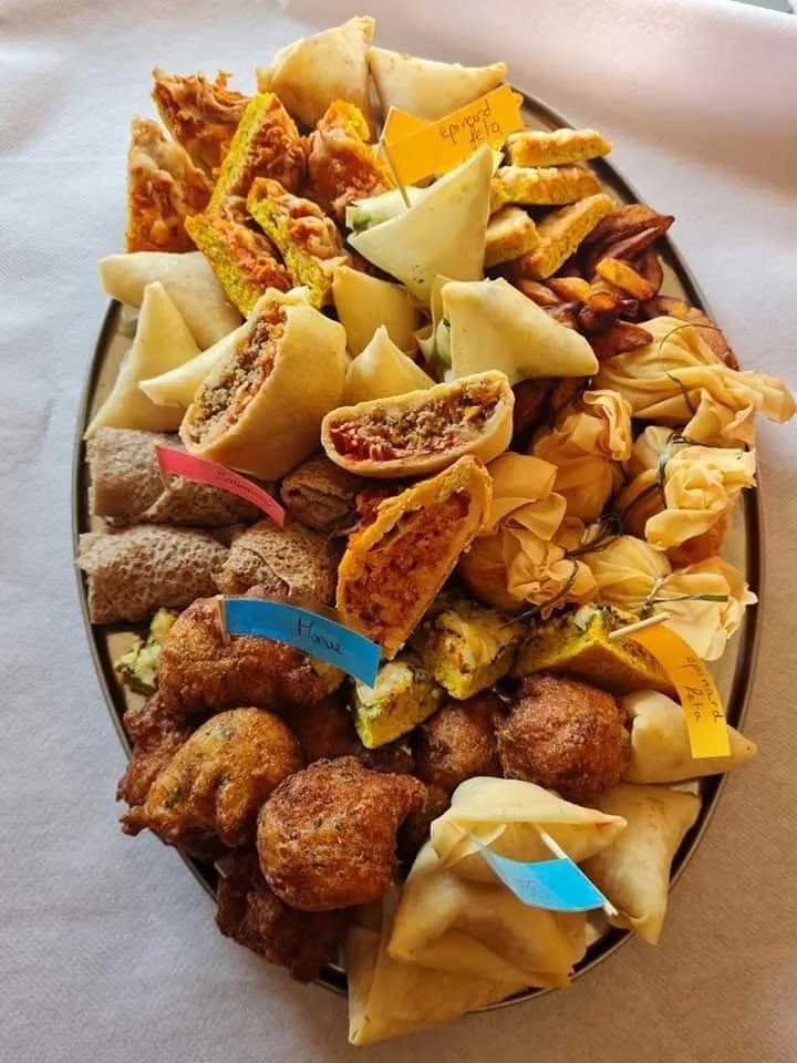 Bouchées afro-antillaises à partager : samoussas, accras, nems et papillotes