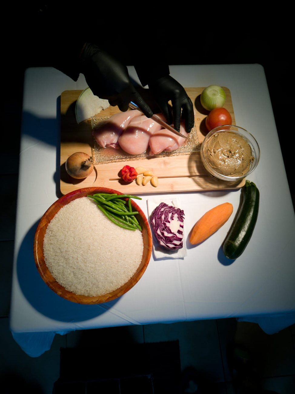 Préparation d'un plat afro-antillais à la commande, produits frais