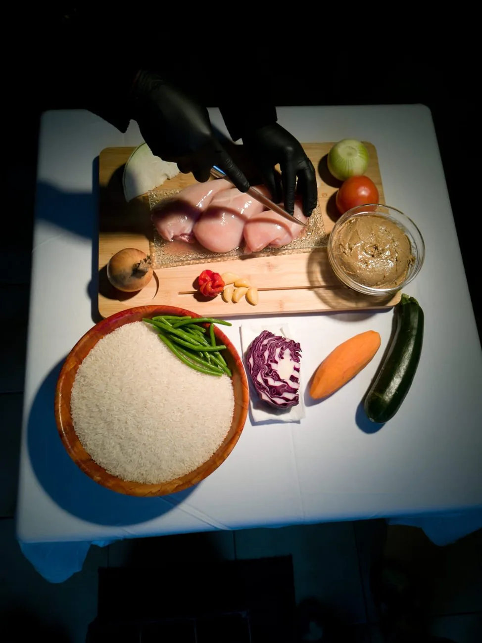 Préparation d'un plat afro-antillais à la commande, produits frais